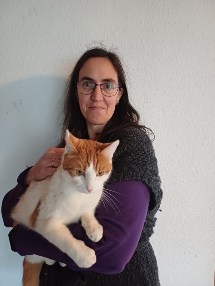 Daniela Ackermann mit Kater Fili auf dem Arm